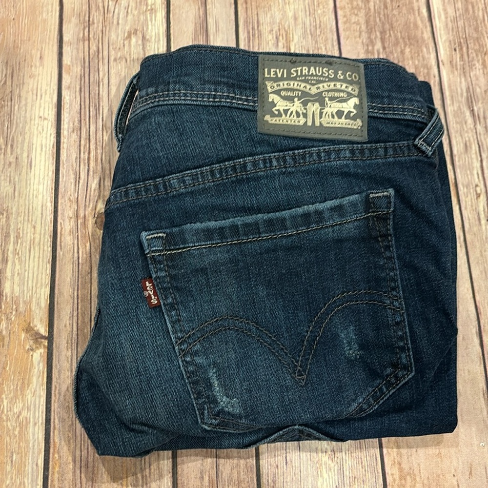 Levi’s women’s size 28 dark blue denim distressed jeans classes denim